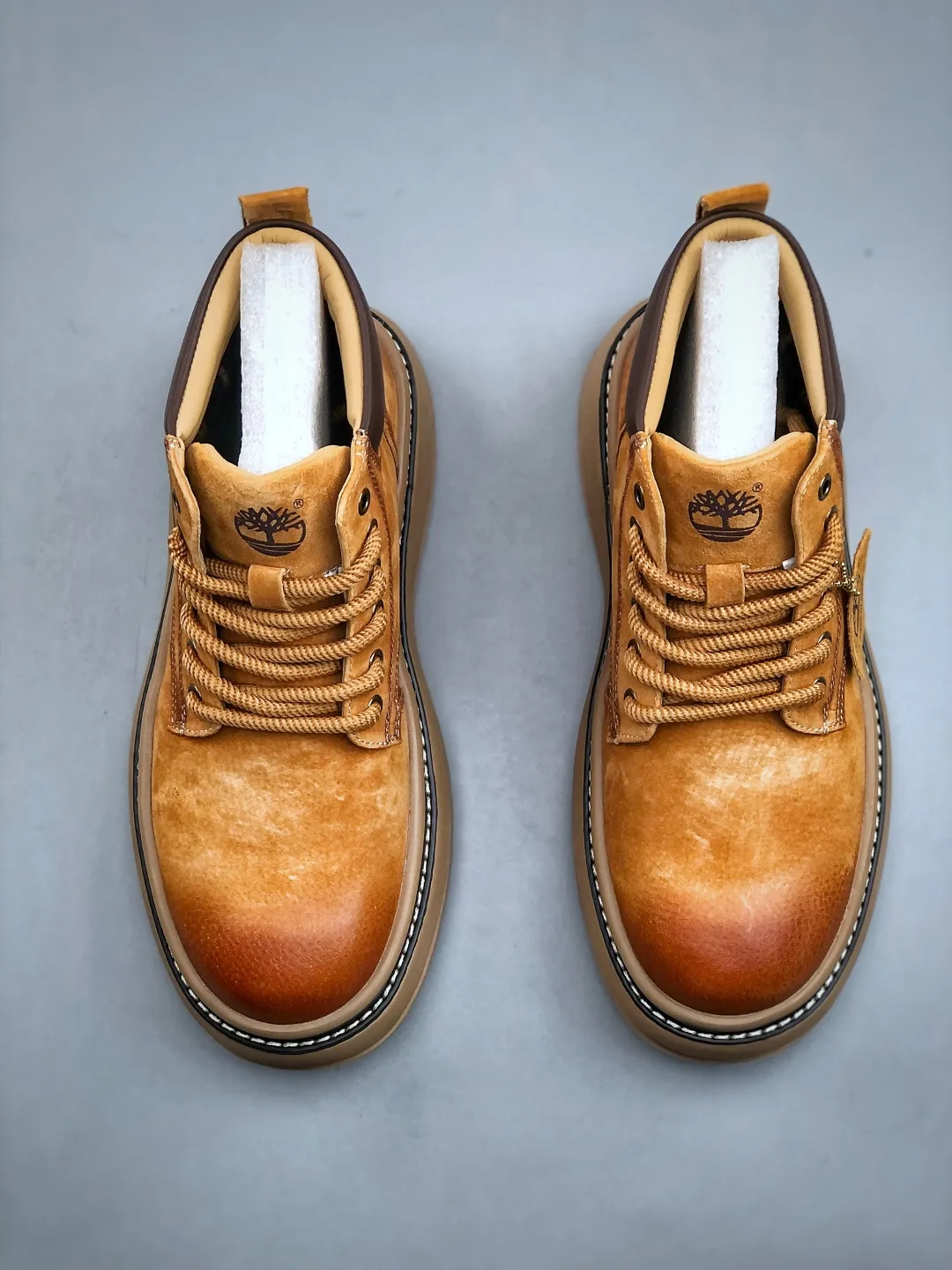 Welfare special offer 💰480 Timberland Timberland new autumn and winter products must-have outdoor casual rhubarb boots series in autumn and winter #Guangdong Dachang quality original box original packaging fashionable and trendy matching The fabric is made of Italian 🇮🇹 top-grade frosted fine-grained cowhide lightweight outsole with anti-odor and anti-corrosion genuine leather latex insoles The outsole and hardware are all made from OEM raw materials Same as the original Goodyear glue process Good products do not kill pigs The quality of the first order is strictly controlled. Exclusively launched on the entire network. The quality is beyond doubt. The whole set is packaged in the same official website to give you a perfect wearing experience. The quality is exquisite and durable. A must-have for sportsmen. Specially designed to handle whether it is handsome or not. High-quality and first-class foot feel. This winter, it is specially used for cold protection and outdoor use. It can be matched casually in daily life. Size: 38-44 (leather shoe size)